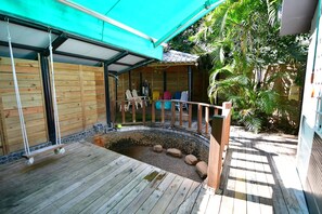 Bañera con ducha, bañera con aguas termales, secador de pelo, pantuflas