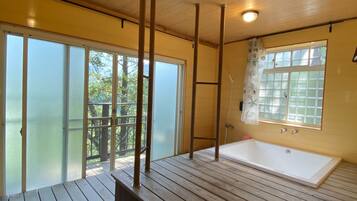 Family Chalet | Deep-soaking bathtub