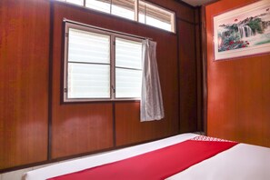 Habitación básica con 2 camas individuales | Escritorio, wifi gratis y ropa de cama 