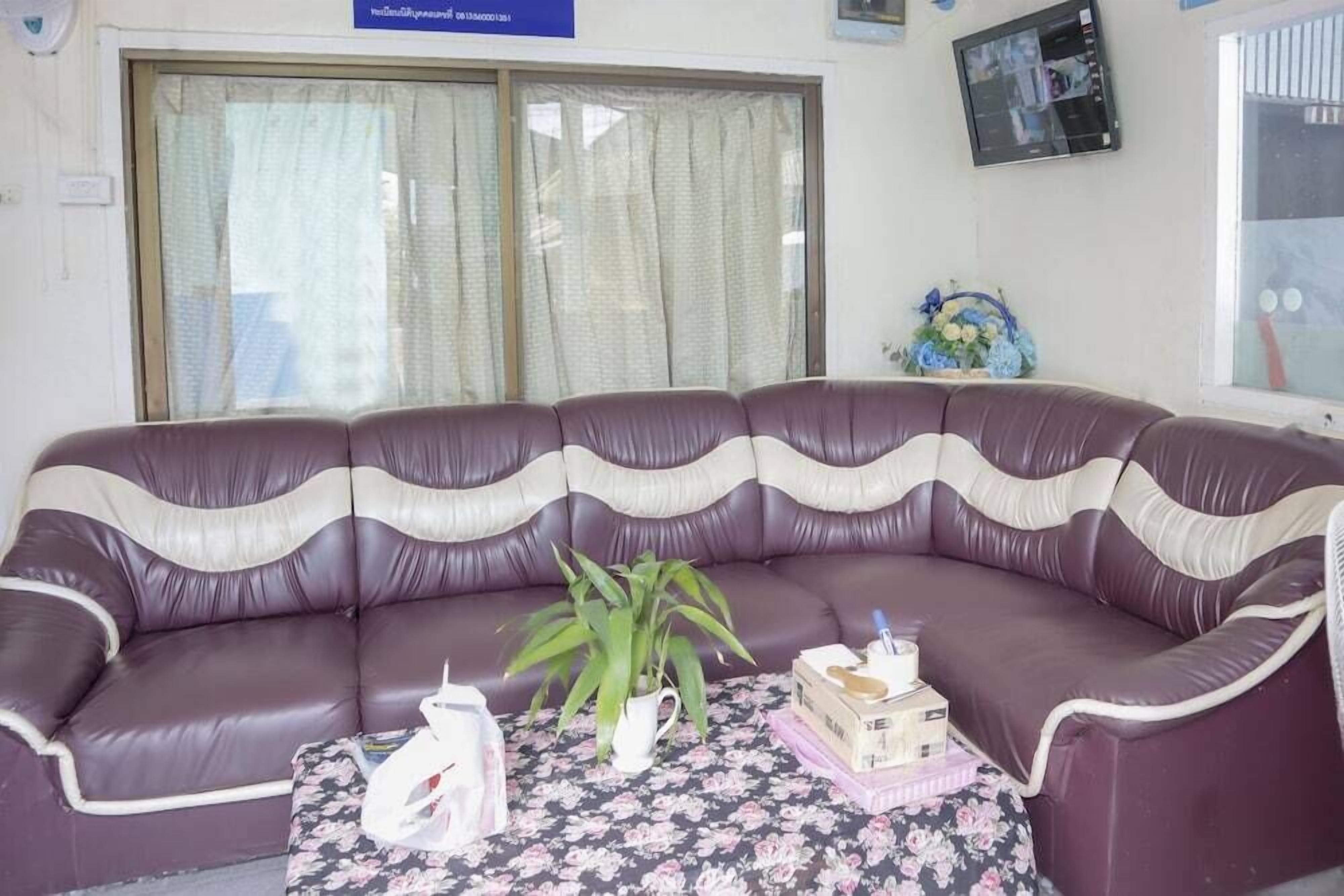 32-inch flat-screen TV with cable channels, TV