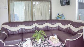 32-inch flat-screen TV with cable channels, TV