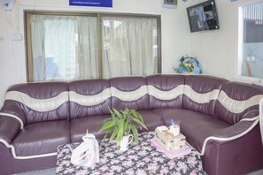 32-inch flat-screen TV with cable channels, TV