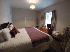 Habitación doble de uso individual, 1 cama King size, para no fumadores | Decoración personalizada, muebles diferentes y ropa de cama 