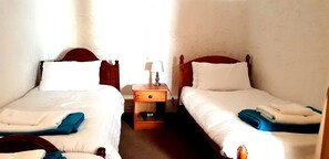 Departamento básico, varias camas, para no fumadores | Decoración personalizada, muebles diferentes y ropa de cama 