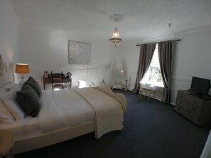 Habitación doble estándar, 1 cama King size, para no fumadores, vista a la colina | Decoración personalizada, muebles diferentes y ropa de cama 