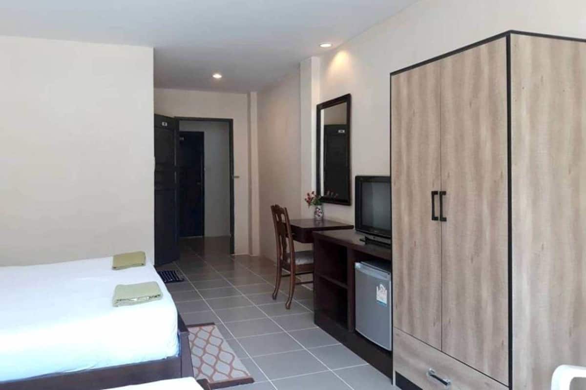 Basic Double Room | Desk, free WiFi, bed sheets