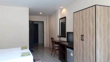 Basic Double Room | Desk, free WiFi, bed sheets