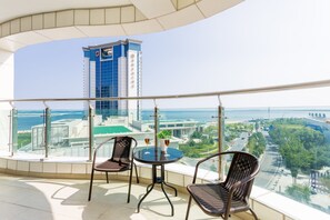 Deluxe suite, uitzicht op zee | Luxe beddengoed, donsdekens, bedden met traagschuimmatrassen