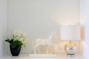 Chambre avec lits jumeaux, vue sur la mer | Salle de bain | Douche, pomme de douche hydromassante, articles de toilette griffés