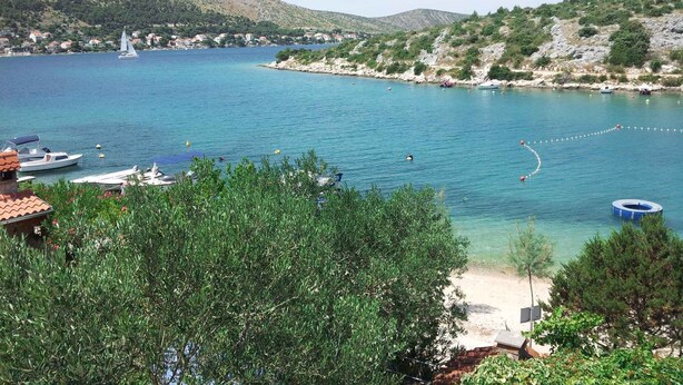 Una spiaggia nelle vicinanze