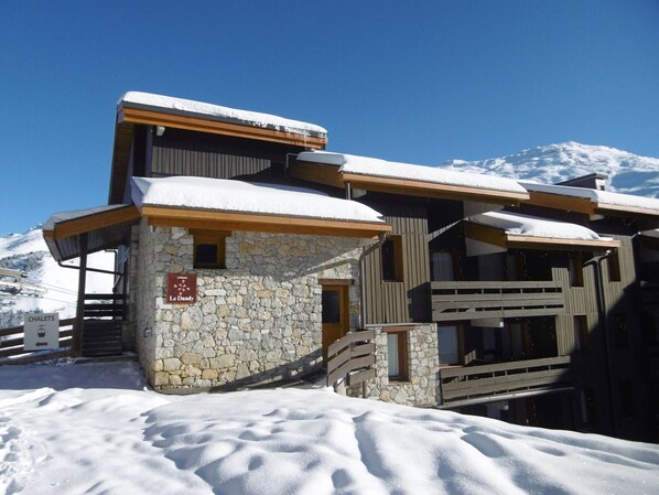 المنشأة من الخارج