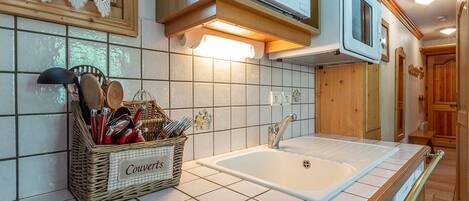 Een koelkast, een microgolfoven, een oven, een kookplaat