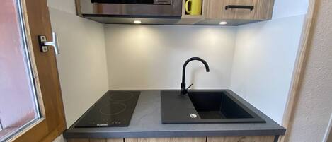 Jääkaappi, uuni, liesi, astianpesukone