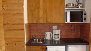 Cafetière/bouilloire, réfrigérateur, four, plaque de cuisson