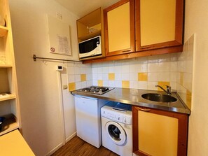 Kühlschrank, Mikrowelle, Herdplatte, Geschirrspüler