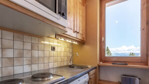 Fridge, stovetop, dishwasher - Cozy apartment with balcony, WIFI, non-smoking, ski-in/ski-out - Méribel (Les Allues-Méribel)