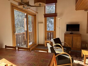 Dining - 3-star apartment in Méribel: 4 bedrooms, balcony, close to slopes (Méribel)