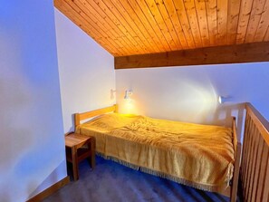 3 bedrooms, WiFi - 3-star apartment in Méribel: 4 bedrooms, balcony, close to slopes (Méribel)