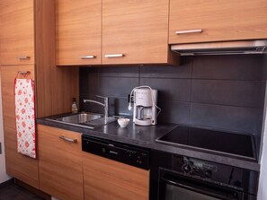 Fridge, oven, stovetop, dishwasher