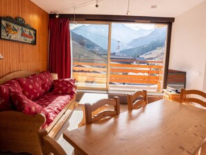 Living area - Apartment in Méribel Mottaret - 2 bedrooms, 4th floor, south balcony, non-smoking (Méribel)