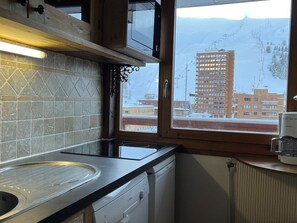 Réfrigérateur, micro-ondes, plaque de cuisson, lave-vaisselle