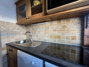 Geladeira, micro-ondas, cooktop, lava-louças