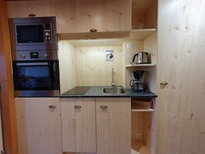 Réfrigérateur, four à micro-ondes, un four, surface de cuisson