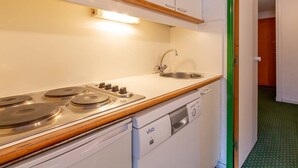 Coffee/tea maker, fridge, oven, stovetop - Family apartment in Méribel Mottaret with balcony (Méribel)