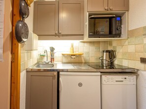 Refrigerador, microondas, placa de cocina, lavavajillas