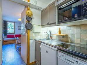 Kylskåp, mikrovågsugn, spishäll och diskmaskin