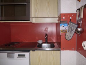 Micro-ondes, four, plaque de cuisson, lave-vaisselle
