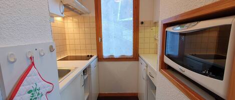 Frigorífic, microones, forn i placa de cuina