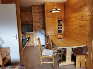 Dining - Family apartment in Méribel, near slopes, balcony and ski locker (Méribel)