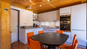 Dining - Cozy 44m² Apartment, Prime Location Near Slopes, Shops & Daycare, Well-Equipped & West-Facing (Méribel)