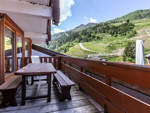 Outdoor dining - Cozy 44m² Apartment, Prime Location Near Slopes, Shops & Daycare, Well-Equipped & West-Facing (Méribel)