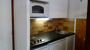 Coffee/tea maker, fridge, microwave, oven - Cozy apartment for 4 in Méribel, slopeside (Les Allues-Méribel)