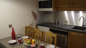 Kaffe- och tebryggare, kylskåp, ugn och spishäll