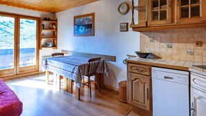 Wasserkocher mit Kaffee-/Teezubehör, Kühlschrank, Mikrowelle, Ofen