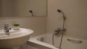 Bathroom - Cozy apartment in Méribel with piste access and balcony (Méribel)