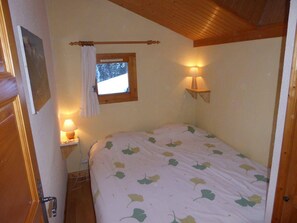 2 bedrooms, WiFi - Cozy apartment in Méribel with piste access and balcony (Méribel)