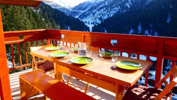 Outdoor dining - Cozy apartment in Méribel with piste access and balcony (Méribel)