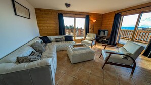 Ein modernes Wohnzimmer mit einem Ecksofa, einem Couchtisch und einer TV-Bank.