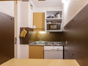 Kylskåp, mikrovågsugn, spishäll och diskmaskin
