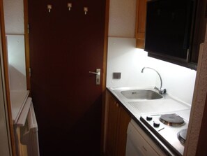 Kylskåp, mikrovågsugn, ugn och spishäll