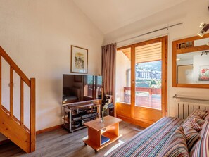 TV - Bright apartment with WiFi and pets allowed in Plagne Soleil, sleeps 6 (Plagne Soleil)