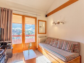 TV - Bright apartment with WiFi and pets allowed in Plagne Soleil, sleeps 6 (Plagne Soleil)