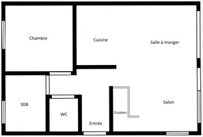 Un plan d’étage comprenant un salon, une cuisine, une salle à manger, une salle de bain et un petit hall d’entrée.
