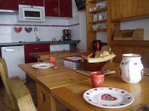 Geladeira, micro-ondas, cooktop, lava-louças