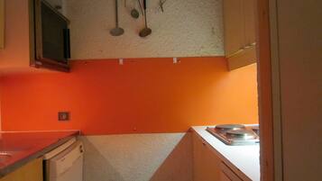 Een koelkast, een oven, een kookplaat, een vaatwasser