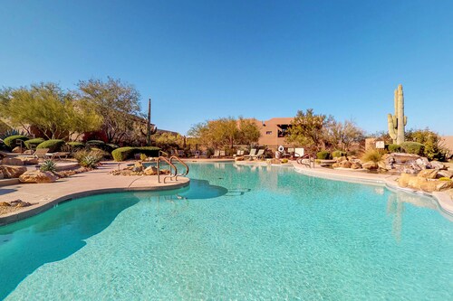 Southwestern charm with a pool & private patio - near shopping